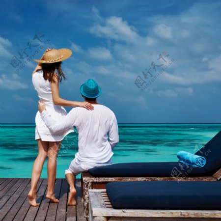 海边的沙滩椅上的恋人图片