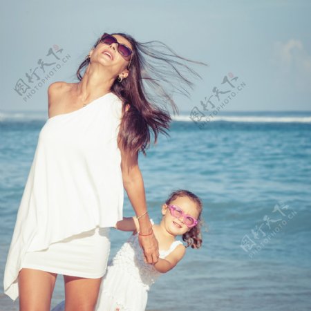 海边吹风的母女图片
