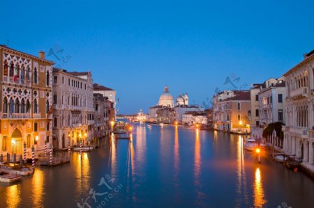 夜色下的威尼斯河道图片图片