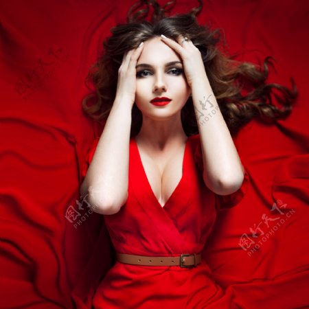 红裙子美女图片
