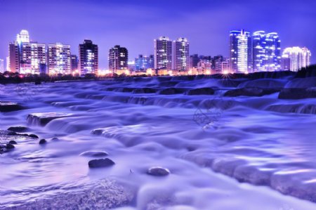 唯美紫色城市夜景图片