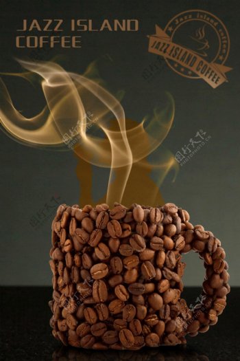 一杯用咖啡豆组成的咖啡