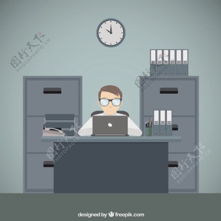在电脑上工作的人