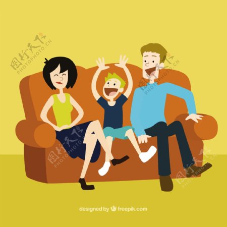 幸福的家庭坐在沙发上
