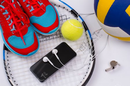 网球拍上的运动鞋与手机图片
