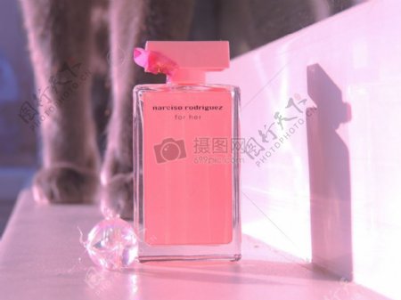 一瓶粉色的香水
