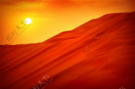 黄昏沙漠风景图片