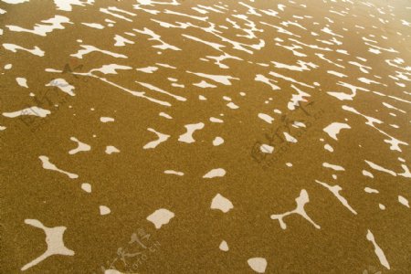 沙滩上的波浪水流痕迹