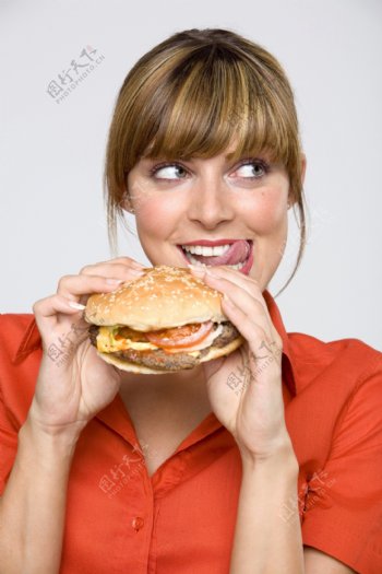 吃汉堡的女人图片