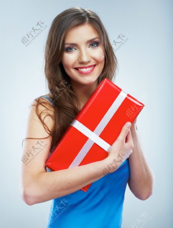 拿着红色礼物盒的女人图片