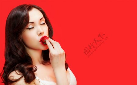 吃草莓的性感美女图片