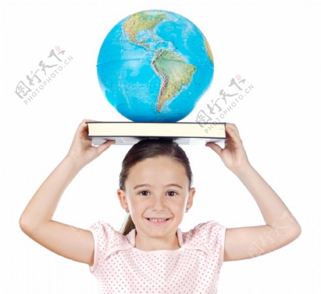 小女孩和地球仪图片