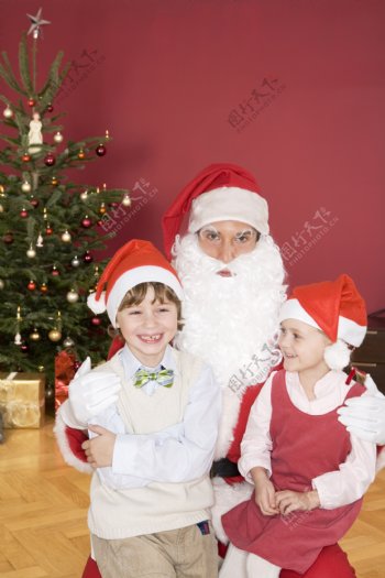 儿童与圣诞老人摄影图片