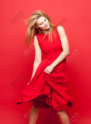 穿红裙子的时尚女人图片