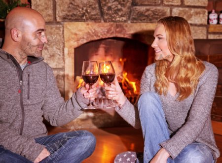 壁炉旁喝葡萄酒的夫妻图片