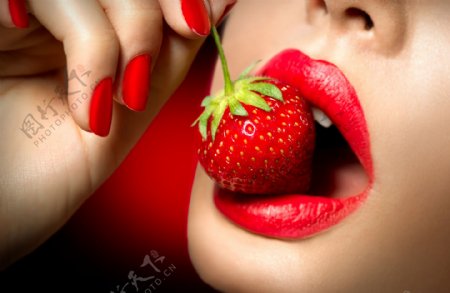吃草莓的性感美女图片