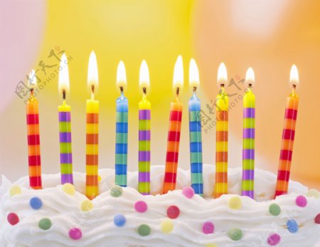生日蛋糕与条纹蜡烛图片