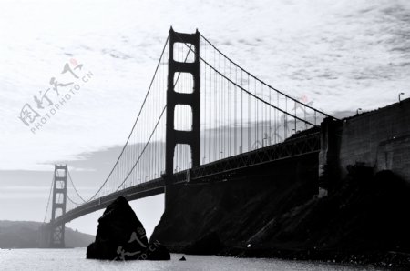 黑白跨海大桥图片
