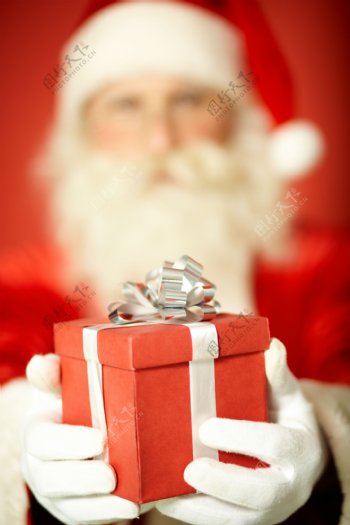 拿着礼物的圣诞老人