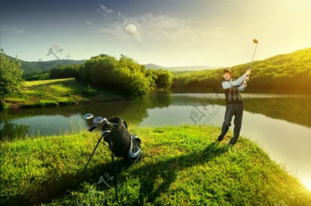 山水草地打高尔夫球的运动员图片