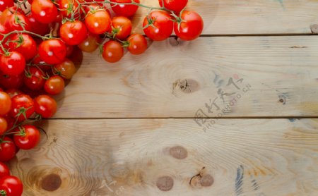木板上的一串串的西红柿