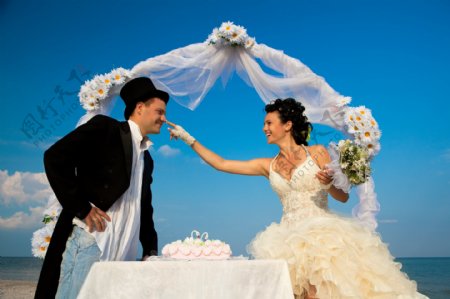 沙滩婚礼新郎新娘图片图片
