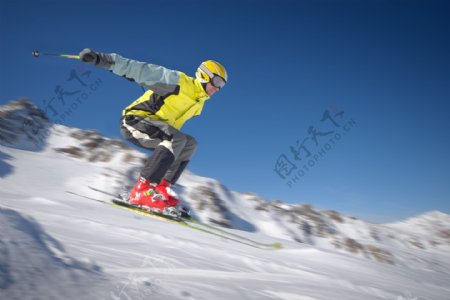 山间滑雪的极限运动员图片