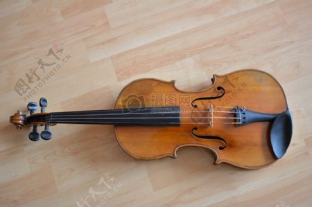地板上的小提琴