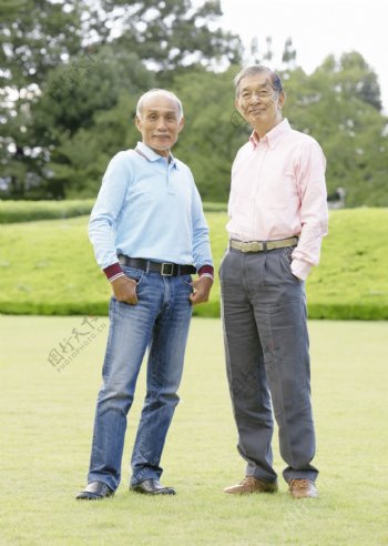 站在草坪上的两个男人图片
