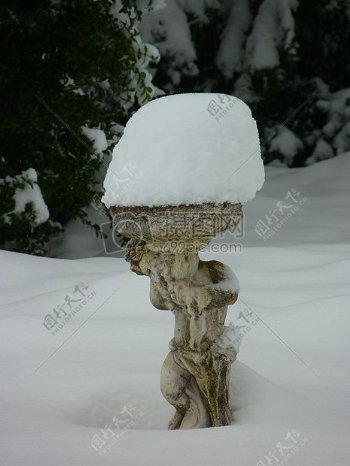 雪中的有趣雕塑