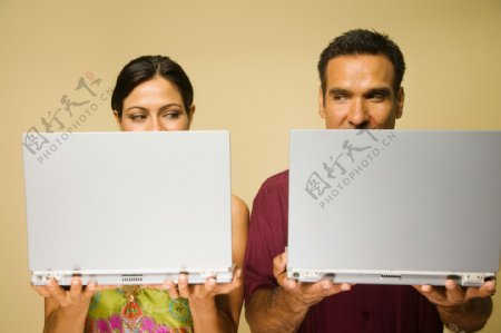 手提电脑与外国情侣图片