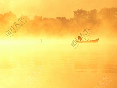 黄色湖畔风景图片