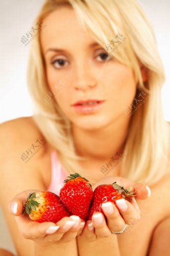 又手捧着草莓的美女图片