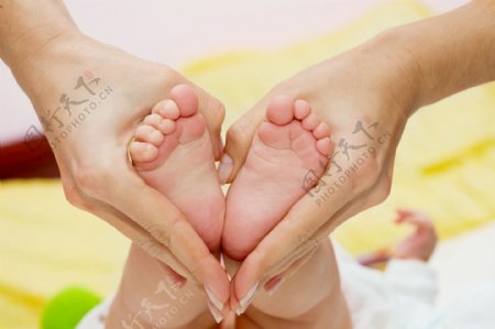 心形妈妈的手和婴儿脚图片