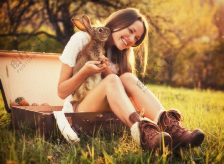 抱着兔子的美女写真图片