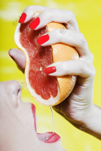 吃橙汁的性感美女图片