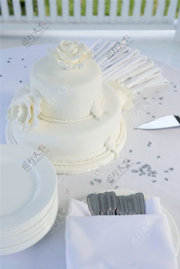 桌子上的婚礼蛋糕图片
