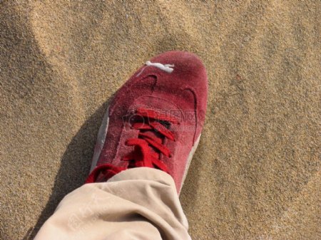 踩在沙滩上的脚