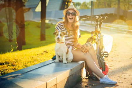 骑自行车的女人与狗