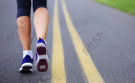 在路上跑步的女人图片