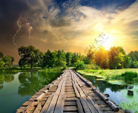 湖面上的木桥高清图片