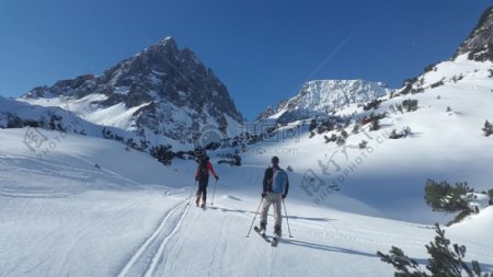 高山滑雪场景