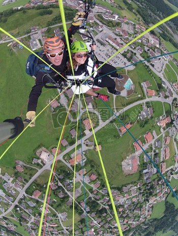 在瑞士玩滑翔伞的情侣