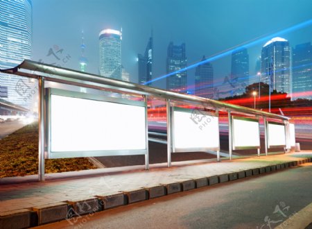 上海夜景与站台灯箱广告图片