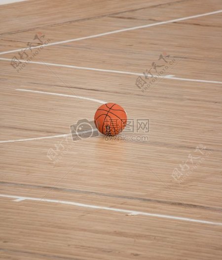 室内体育馆地上的一颗篮球
