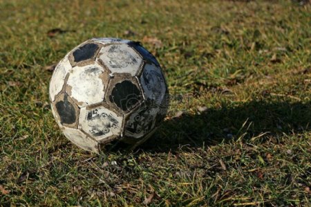 草地上的旧足球