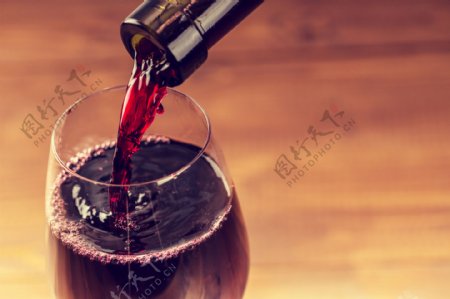 葡萄酒倒酒饮料高清图片