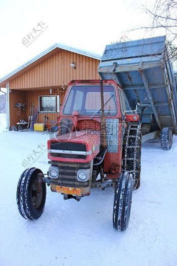冬天雪地里的拖拉机