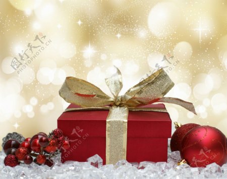 红色礼物盒与圣诞球图片