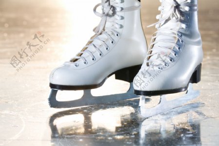 溜冰场上的白色溜冰鞋图片